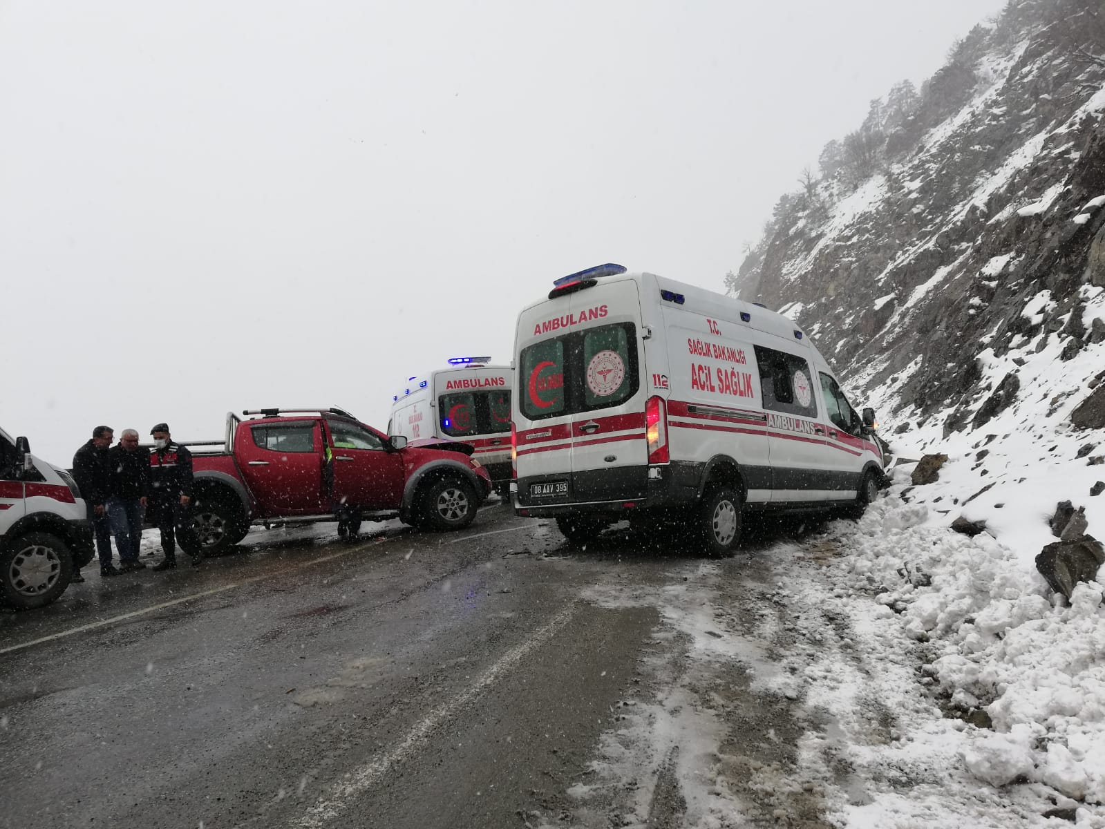 Artvin’de ambulans ile kamyonetin çarpıştığı kazada 2 kişi yaralandı