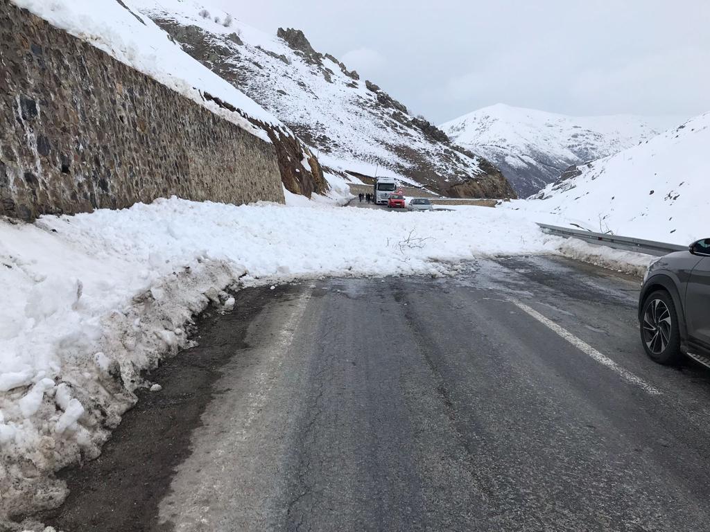 Bayburt-Trabzon kara yolu Salmankaş Geçidi’nde çığ düştü