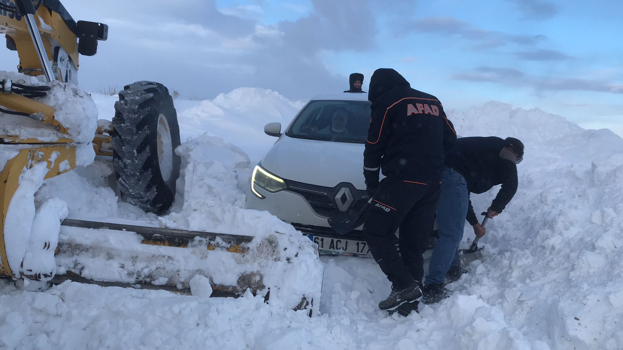 Bayburt’ta kar ve tipi nedeniyle mahsur kalan turistler kurtarıldı