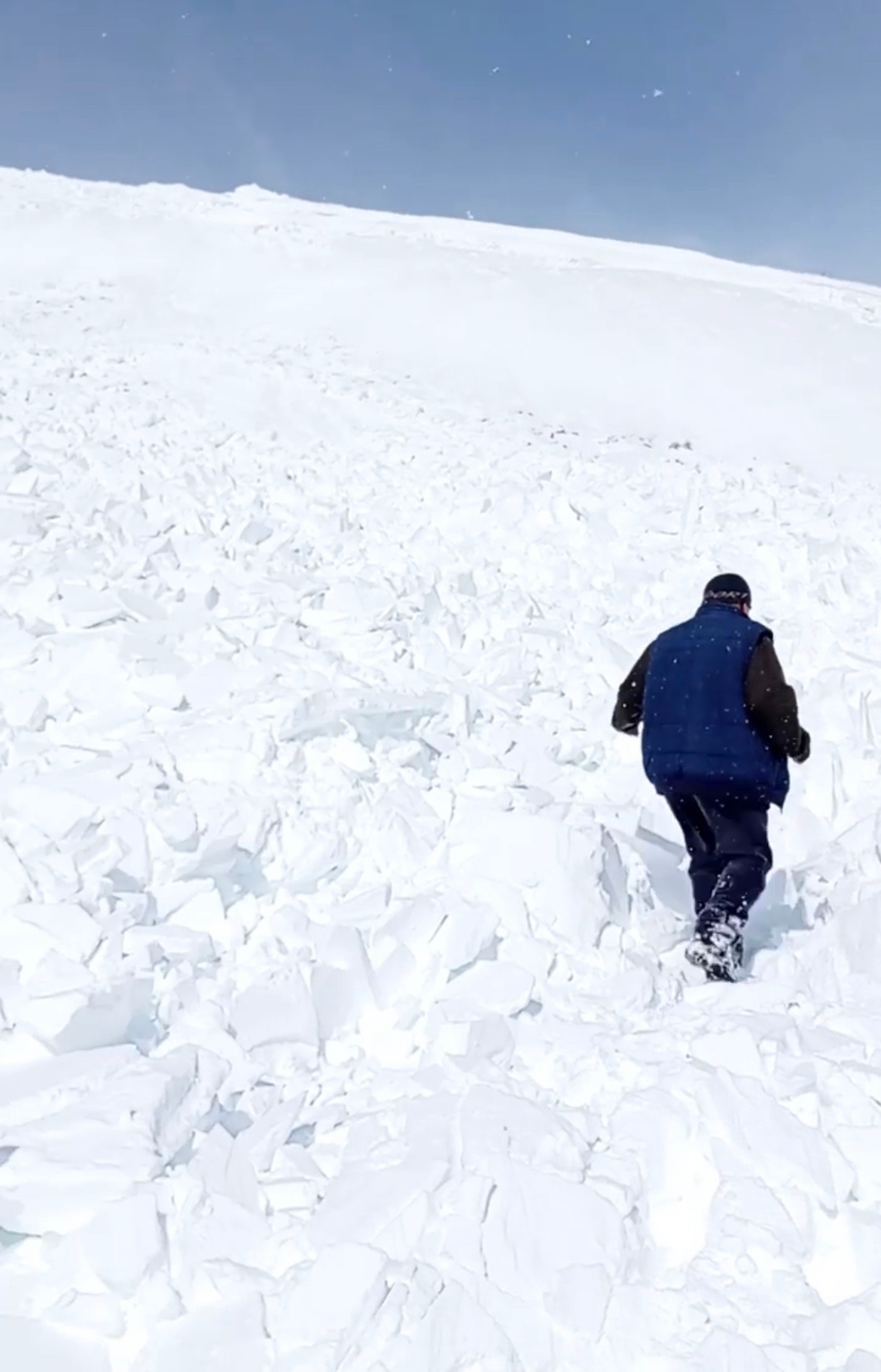 Bayburt’ta üzerine çığ düşen paletli kar aracındaki 5 kişiyi köylüler kurtardı