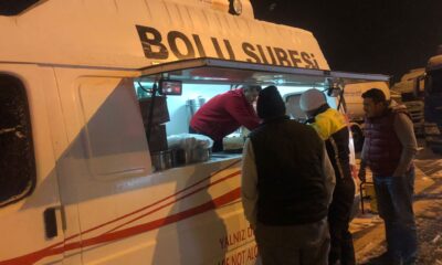 Bolu’da bekletilen kamyon ve tırların sürücülerine AFAD, Türk Kızılayı ve gönüllüler yardım ediyor