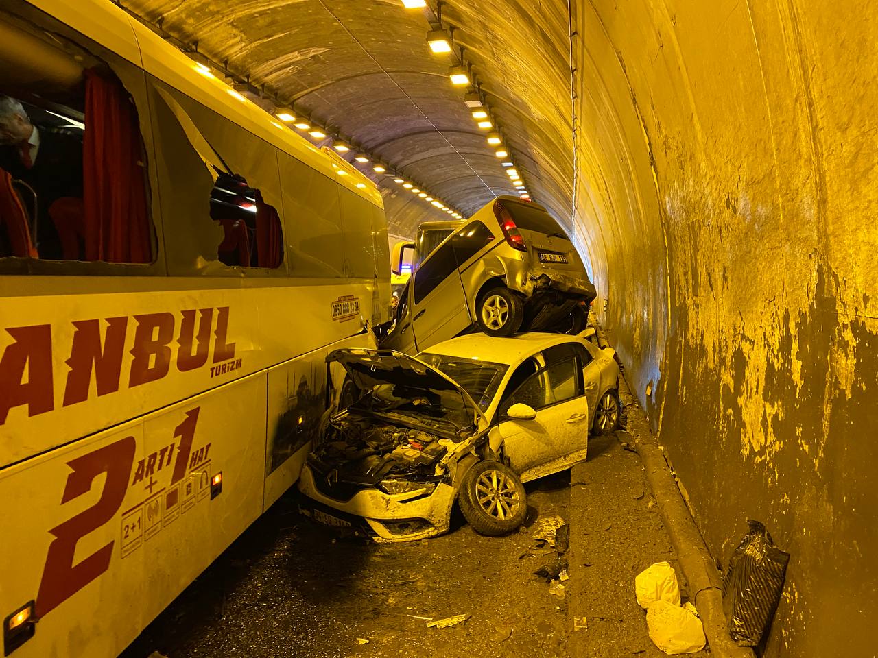 GÜNCELLEME 2 – Anadolu Otoyolu’nun İstanbul yönü kaza nedeniyle ulaşıma kapandı