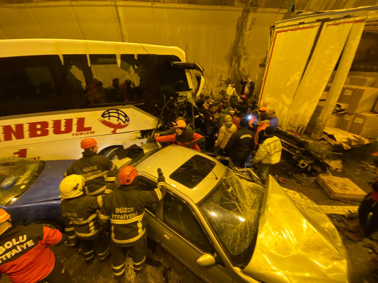 GÜNCELLEME – Anadolu Otoyolu’nun İstanbul yönü kaza nedeniyle ulaşıma kapandı