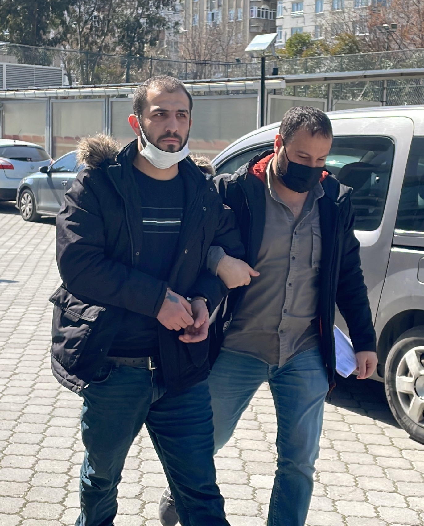 GÜNCELLEME – Samsun’da 3 kişinin yaralandığı silahlı çatışmayla ilgili 2 şüpheli tutuklandı