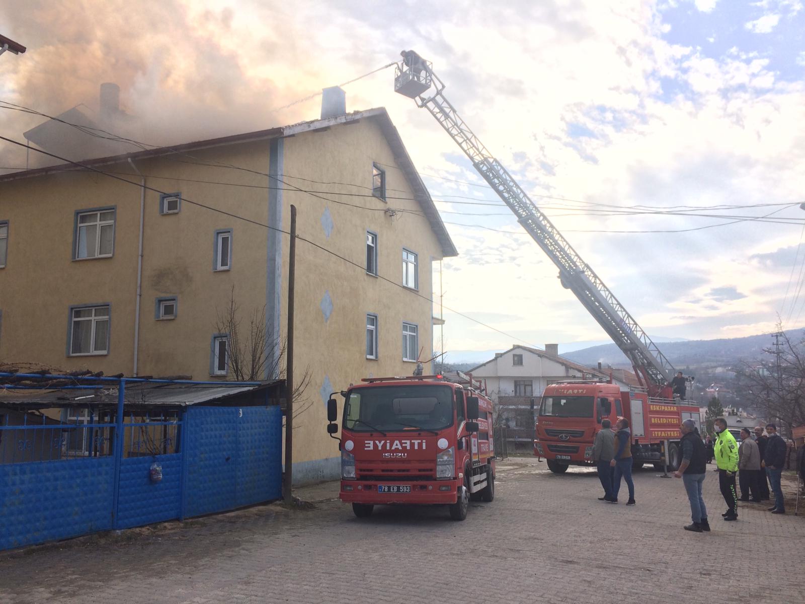 Karabük’te bir binanın çatı katında çıkan yangın söndürüldü