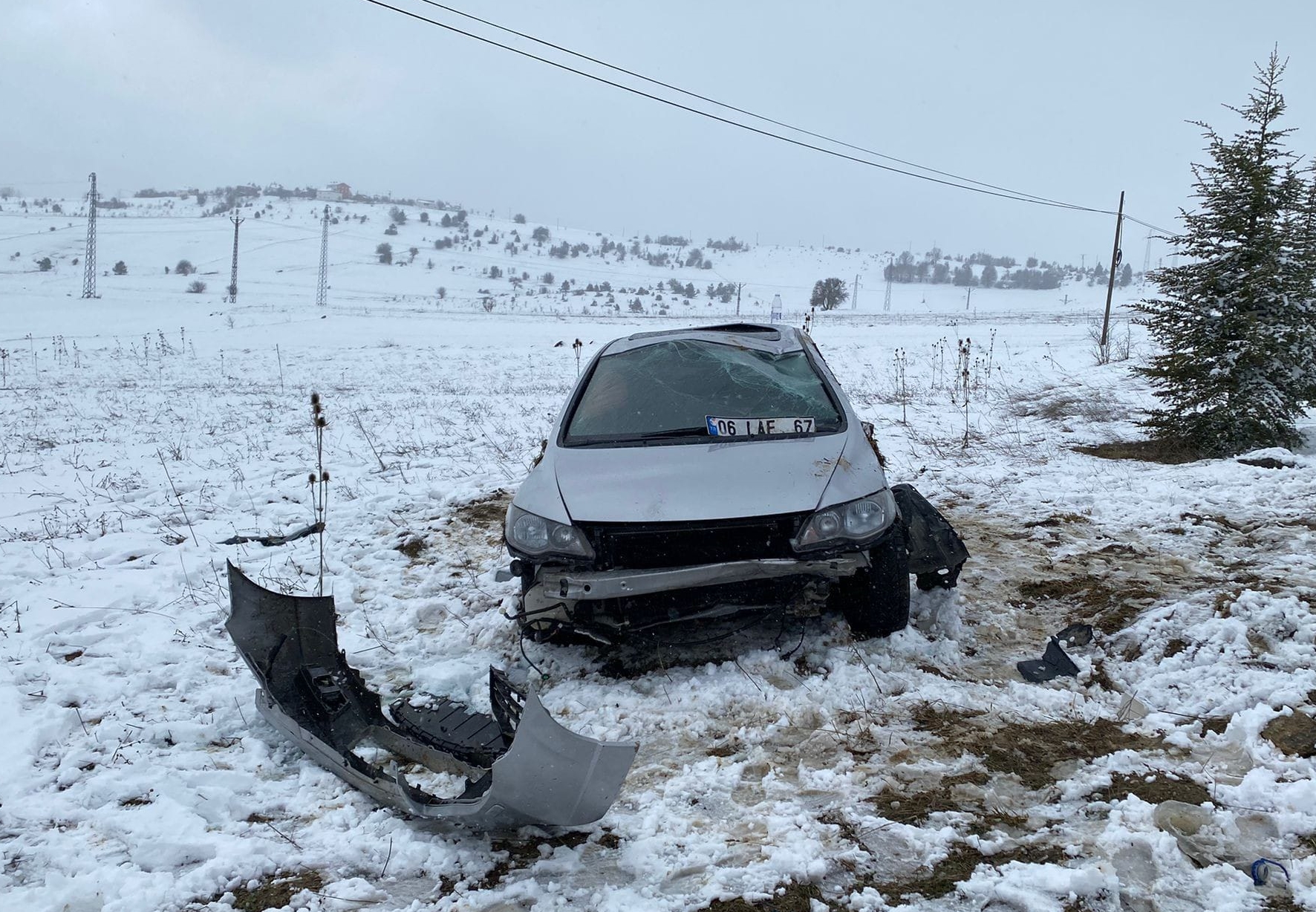 Karabük’te devrilen otomobildeki uzman çavuş ile eşi ve oğlu yaralandı