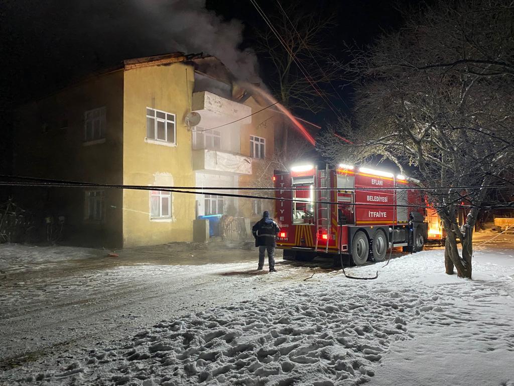 Karabük’te evin çatısı yangında hasar gördü