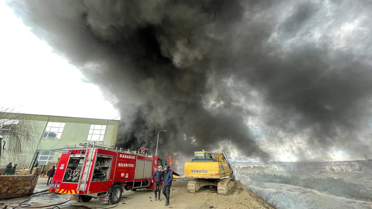 Karabük’te fabrika yangınına müdahale ediliyor