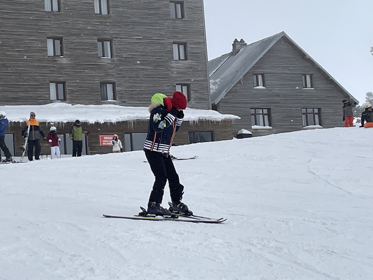 Kartalkaya’ya gelenler tatillerinin keyfini kayak ve snowboard yaparak çıkarıyor