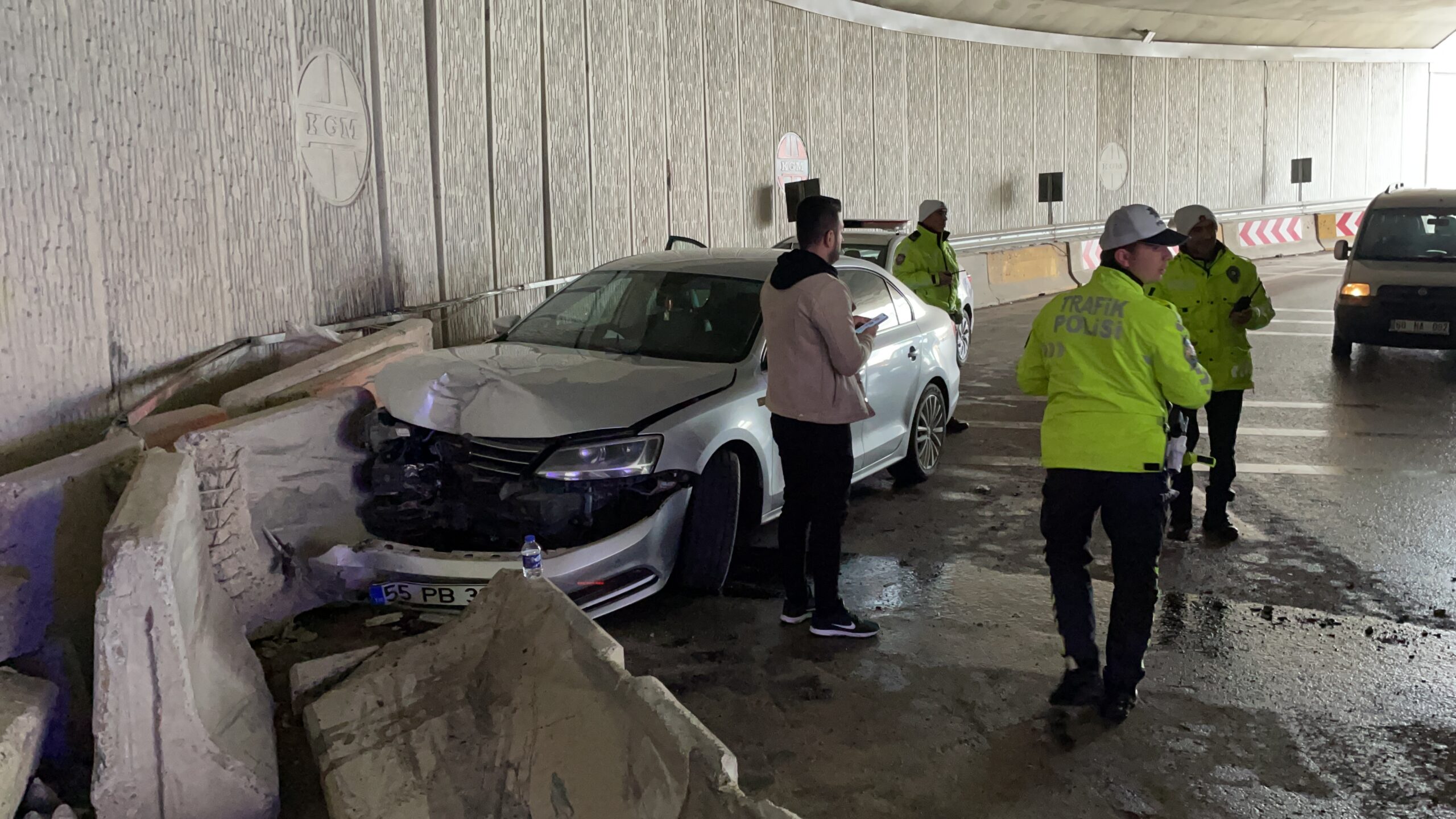 Samsun’da alt geçitte beton bariyere çarpan otomobildeki 2 kişi yaralandı