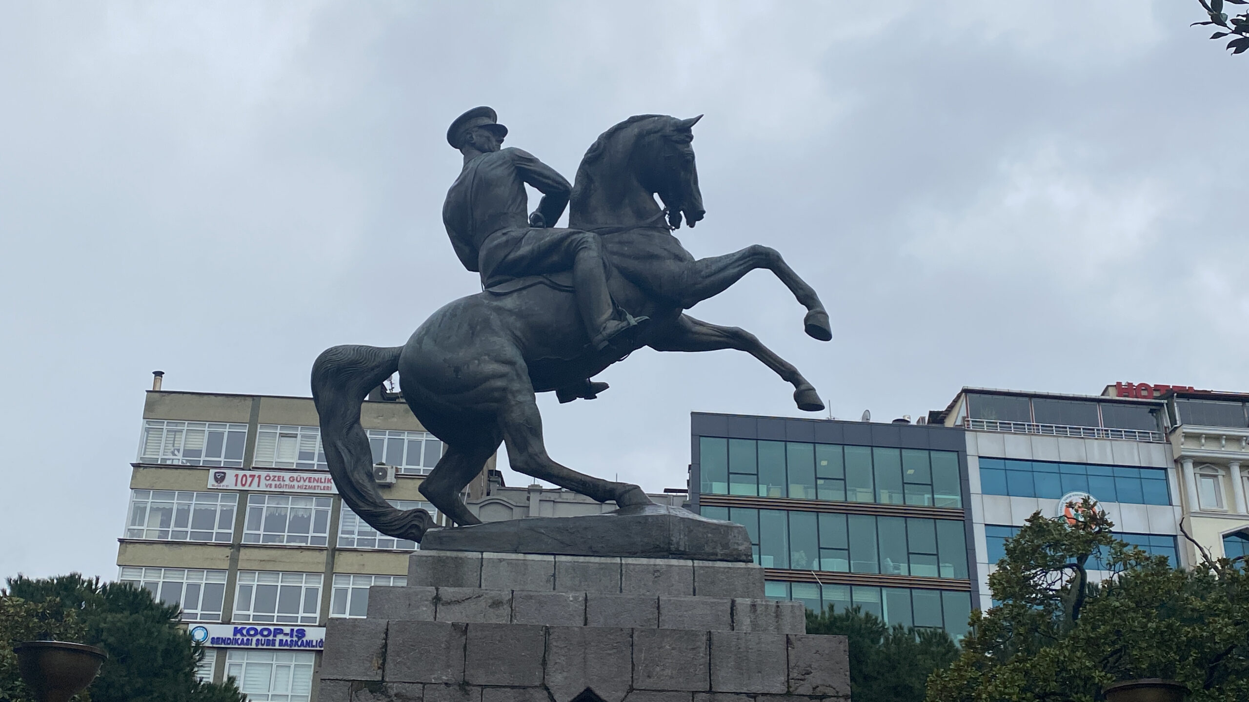 Samsun’da Atatürk Anıtı’na halat bağlayan zanlılar hakkında 9’ar yıla kadar hapis talebi