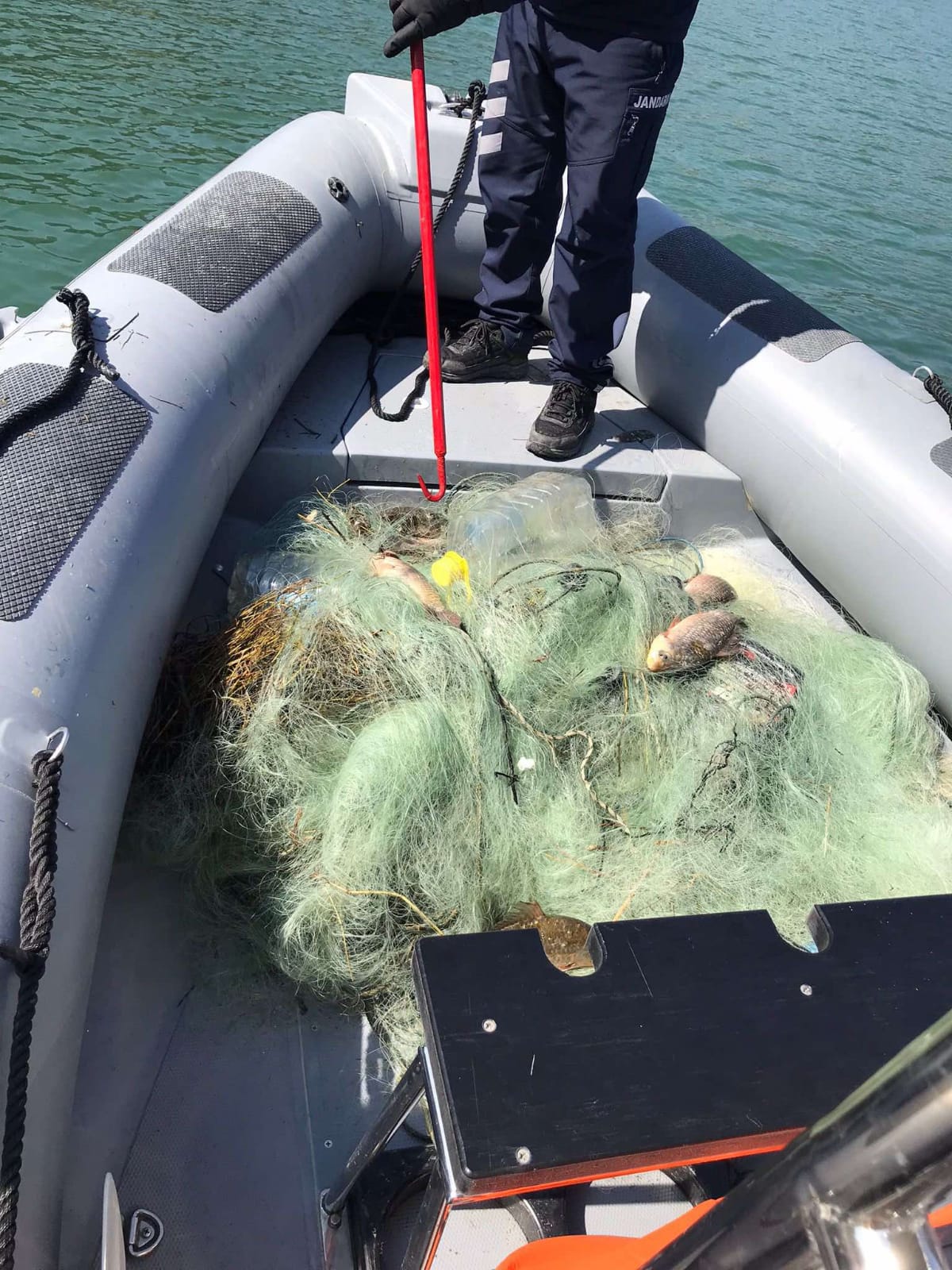 Samsun’da baraj gölünde kaçak balık avlamada kullanılan 500 metre ağ ele geçirildi