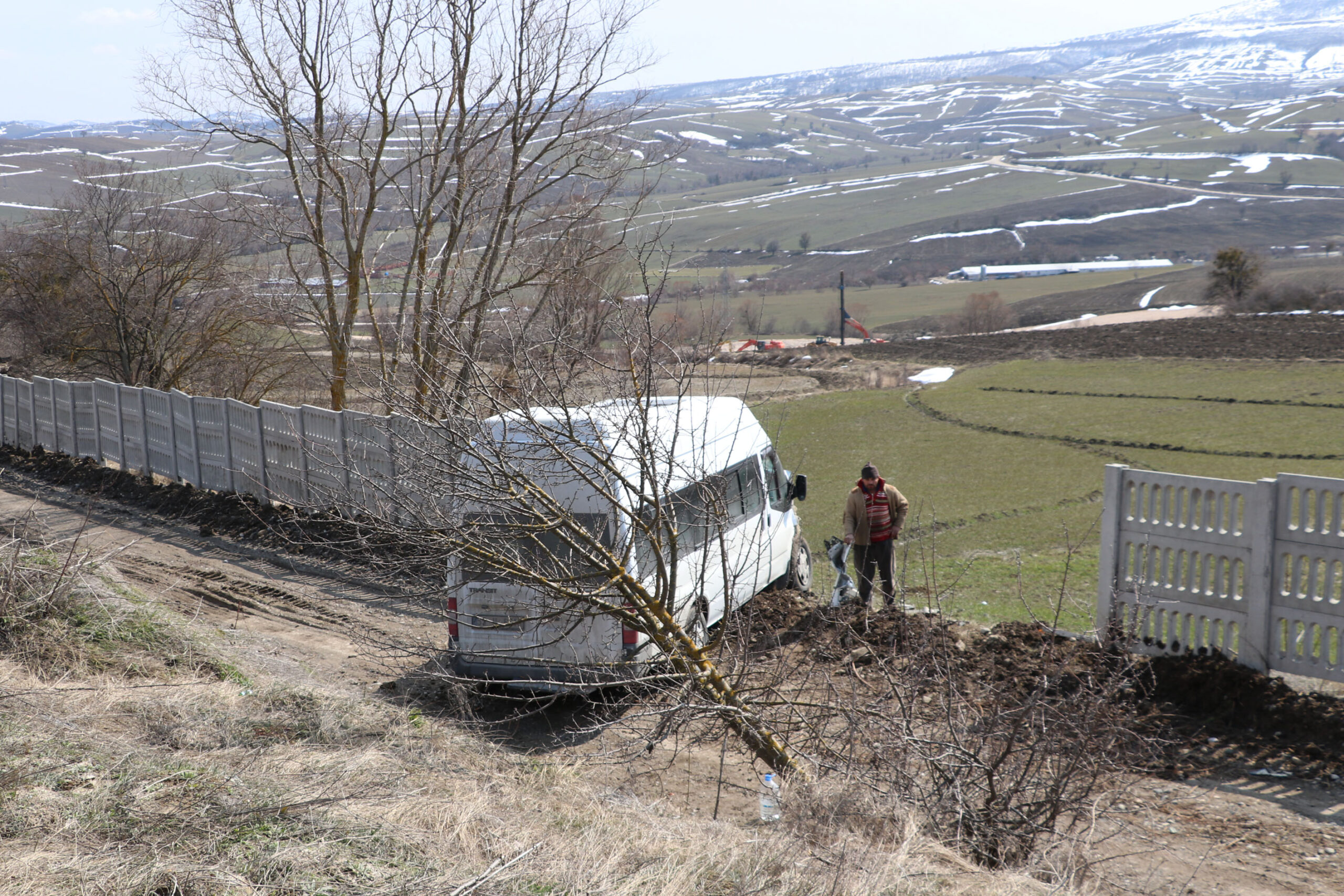 Samsun’da minibüsün beton çite çarpması sonucu 3 kişi yaralandı