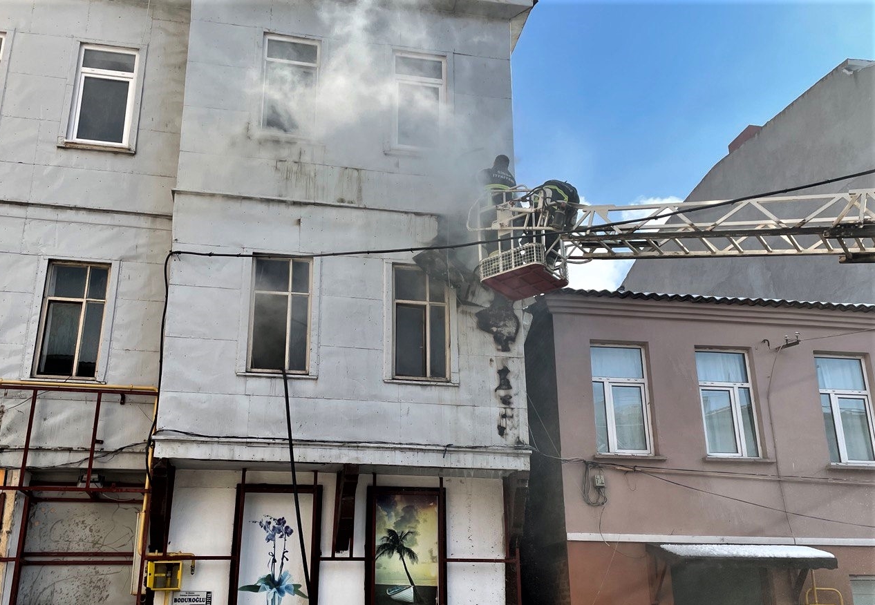 Sinop’ta bir apartmanda çıkan yangında iki dairede hasar oluştu