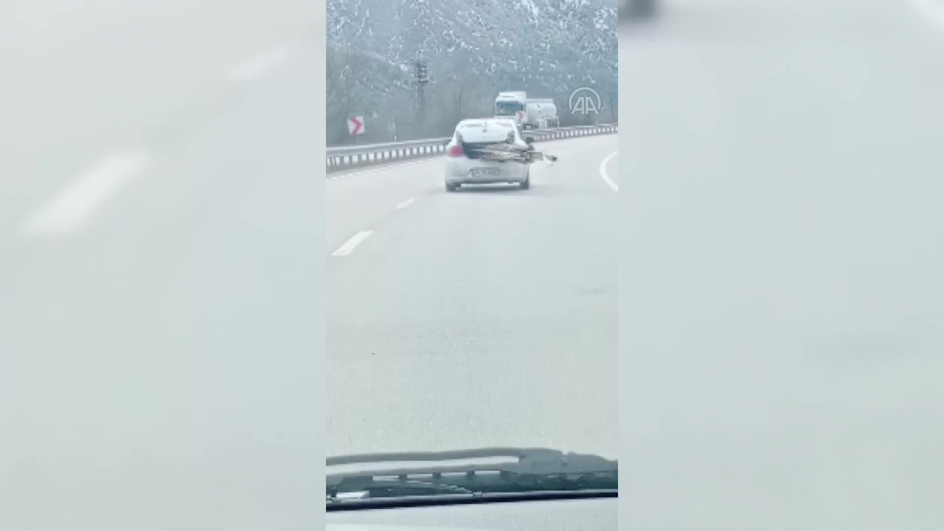 Tahtaları otomobil bagajında taşıyan sürücünün tehlikeli yolculuğu kamerada