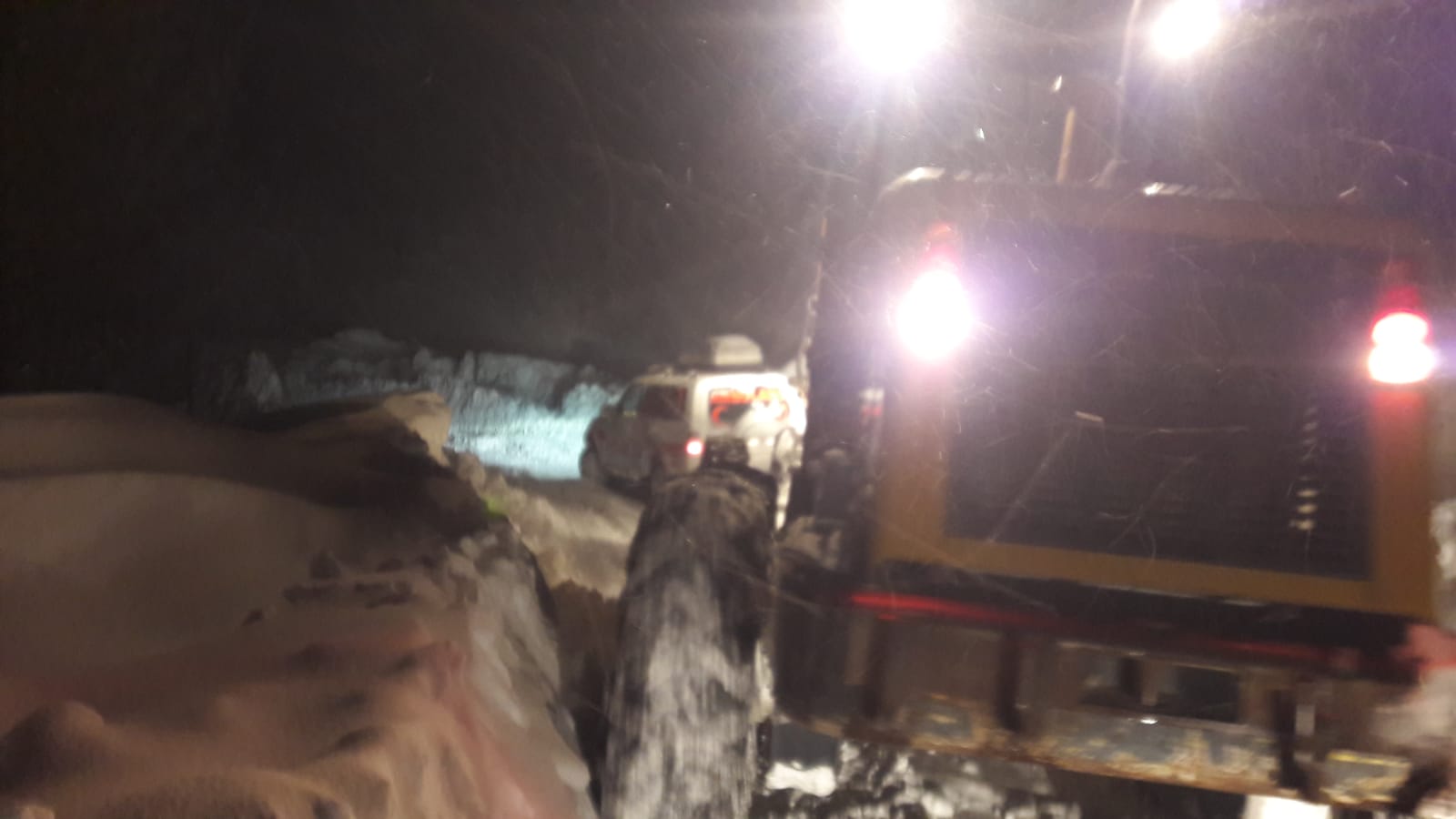 Tokat’ta karlı yolu 1,5 saatte açan ekipler, böbrek hastası kadını hastaneye yetiştirdi