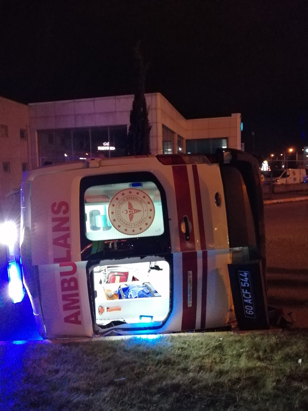 Tokat’ta otomobille çarpışan ambulanstaki 3 sağlık çalışanı yaralandı