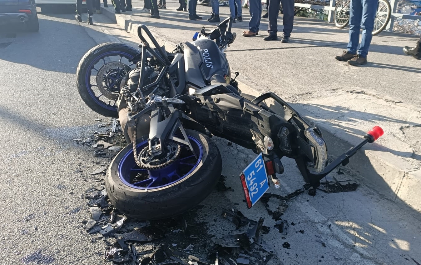 Trabzon’da motosikletli polis, kazada yaralandı