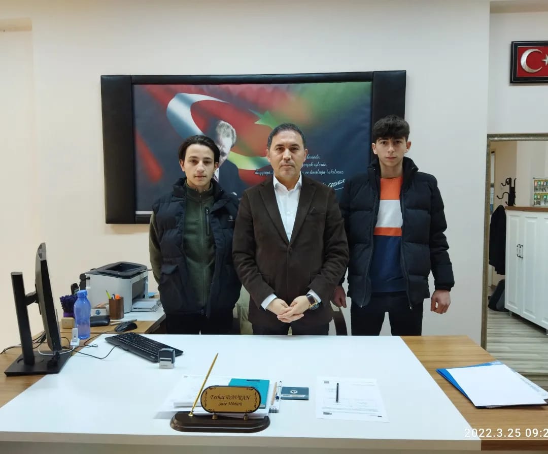 Trabzon’da öğrenciler buldukları cüzdanın sahibine sosyal medyadan ulaştı