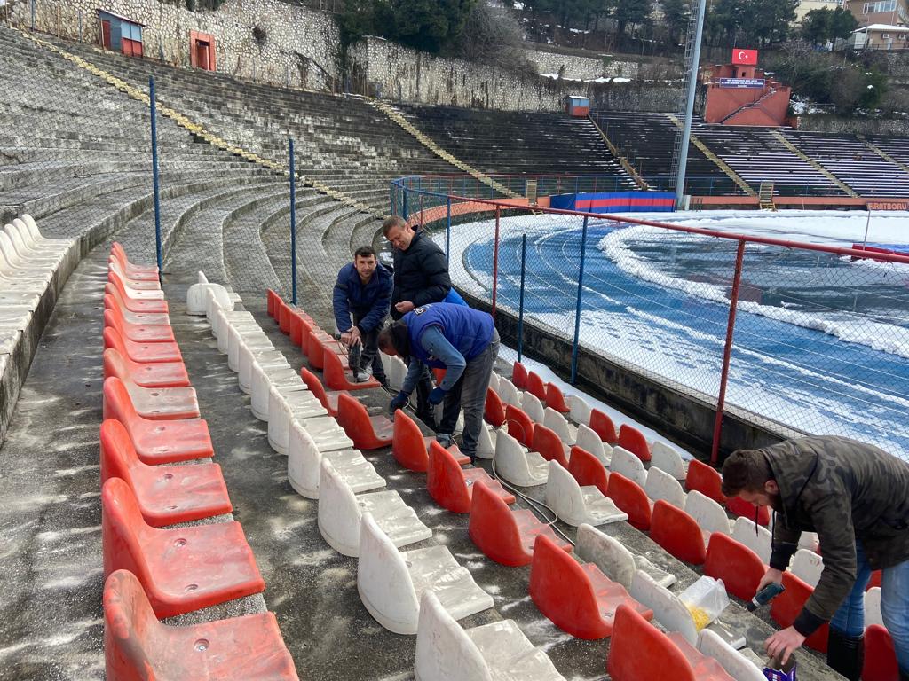 Zonguldak’ta 75 yıllık stadın kale arkası tribünlerine koltuk yerleştirildi