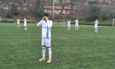 Zonguldak’ta amatör lig futbolcuları elleriyle gözlerini kapatarak hakemleri protesto etti