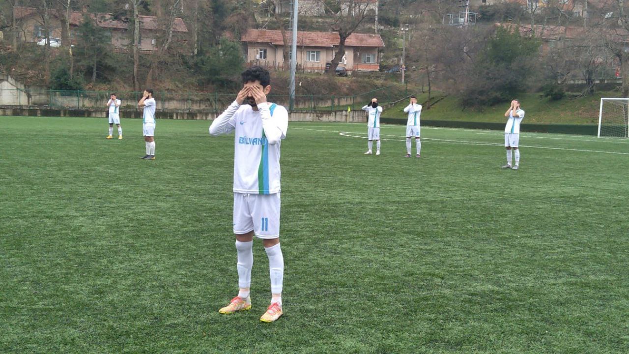 Zonguldak’ta amatör lig futbolcuları elleriyle gözlerini kapatarak hakemleri protesto etti