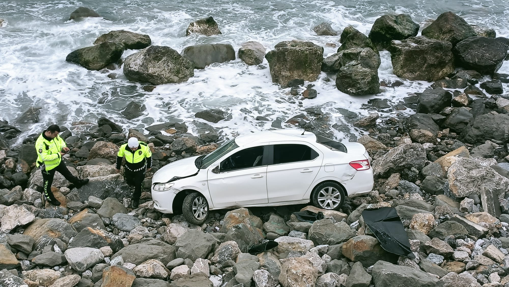Zonguldak’ta sahile devrilen otomobilin sürücüsü yaralandı