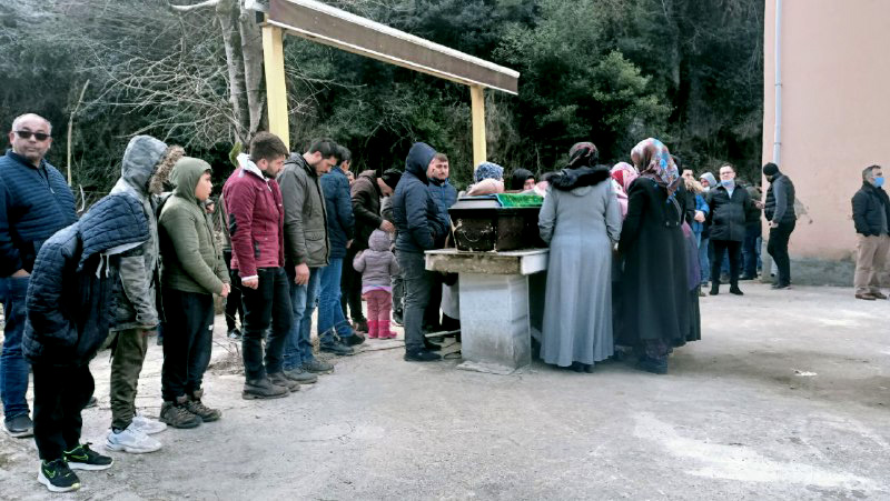 Zonguldak’taki yangında hayatını kaybeden itfaiyecinin annesi defnedildi