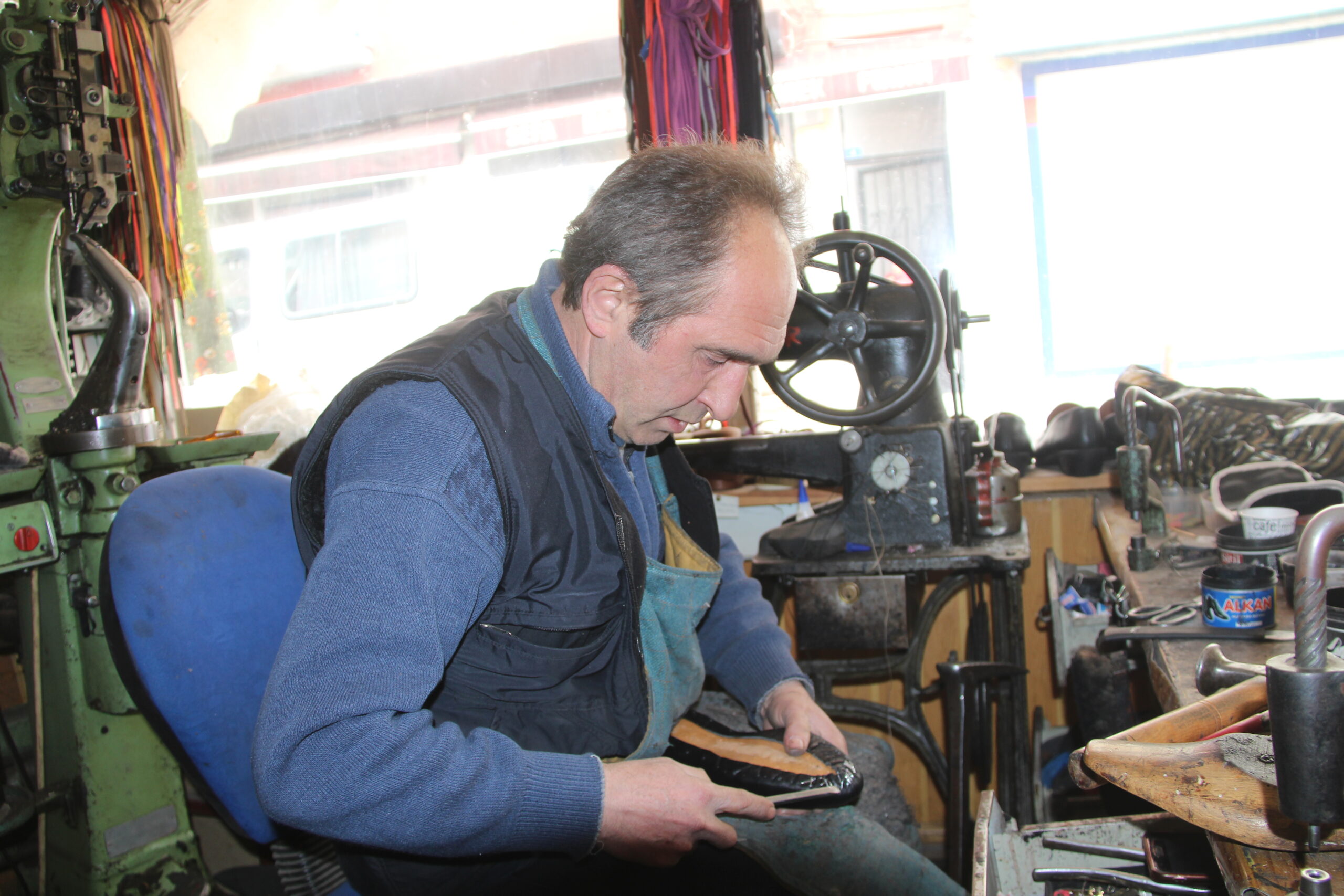 55 yaşındaki ayakkabı tamircisi, mesleğini babadan kalma tezgahında sürdürüyor