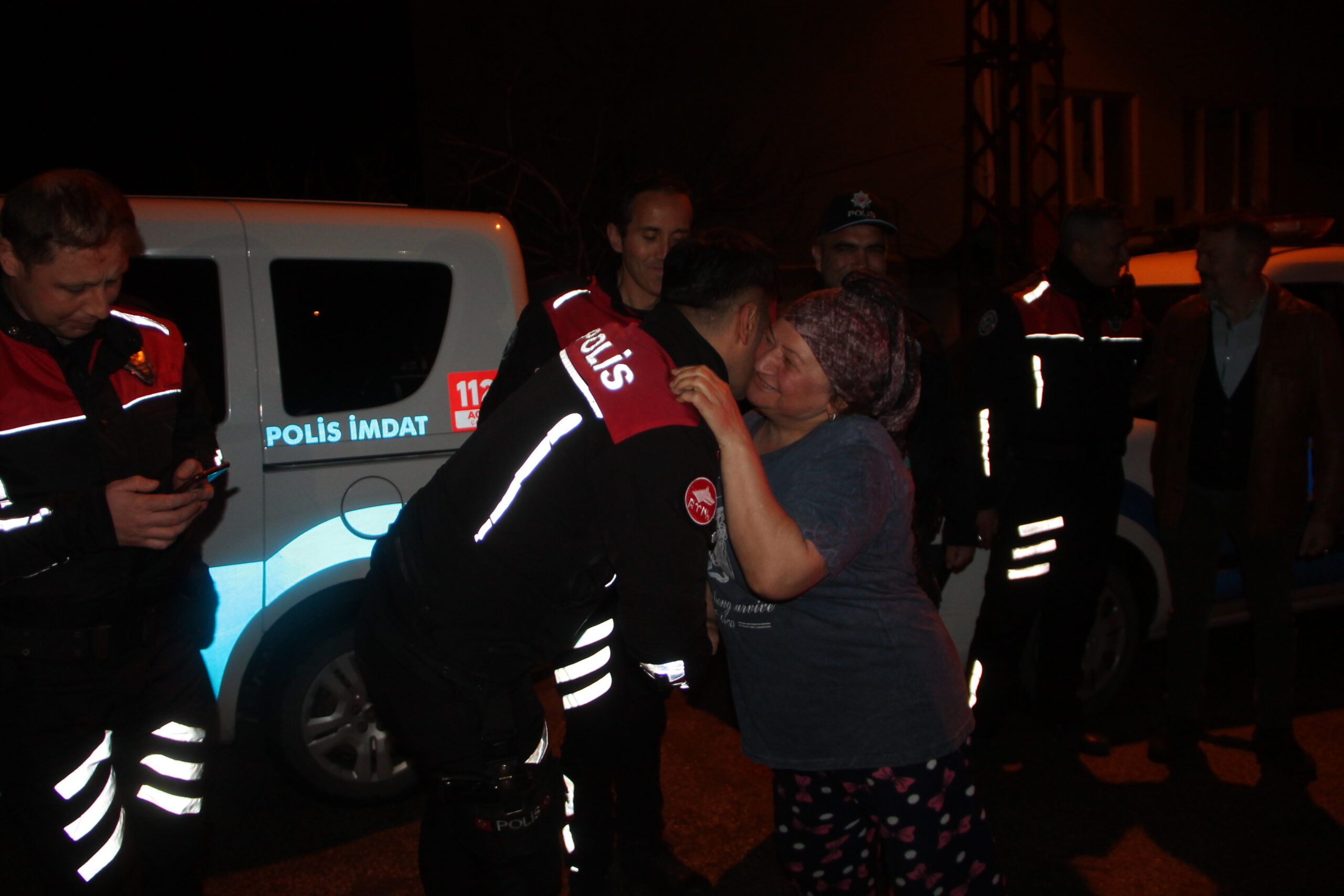 Amasya’da kavga ihbarına giden polislere mahalle sakinlerinden sürpriz kutlama