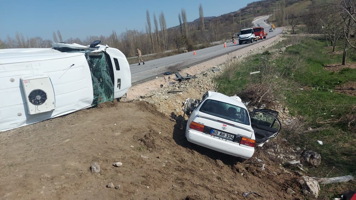 Amasya’da minibüsle otomobilin çarpıştığı kazada 4 kişi yaralandı