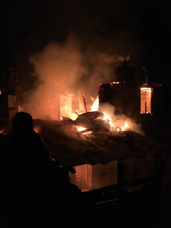 Artvin’de gece çıkan yangında iki katlı ev zarar gördü