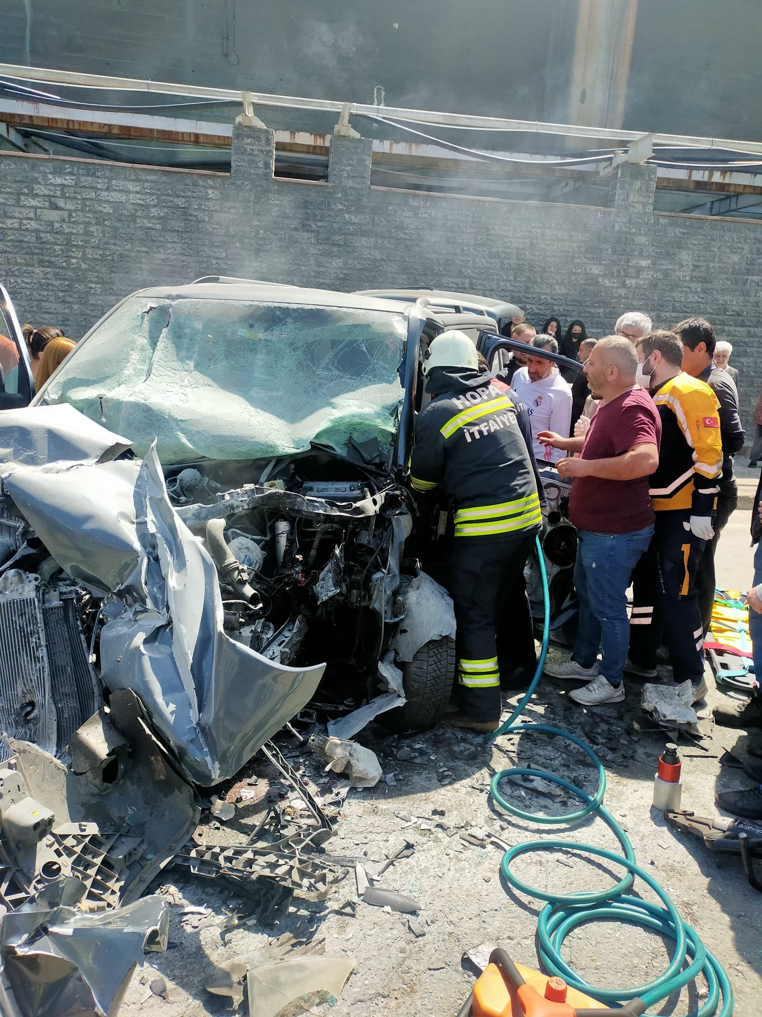Artvin’de iki otomobilin çarpışması sonucu sürücüler yaralandı