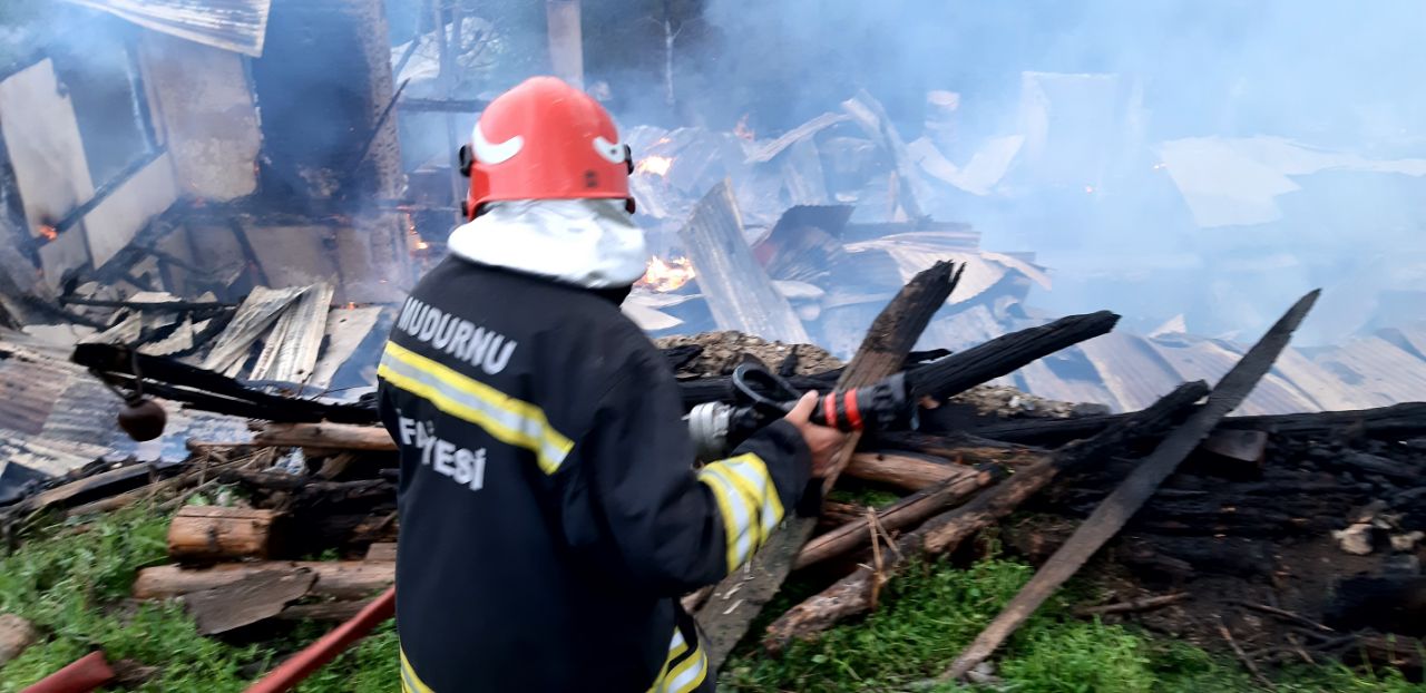 Bolu’da 3 ev yandı