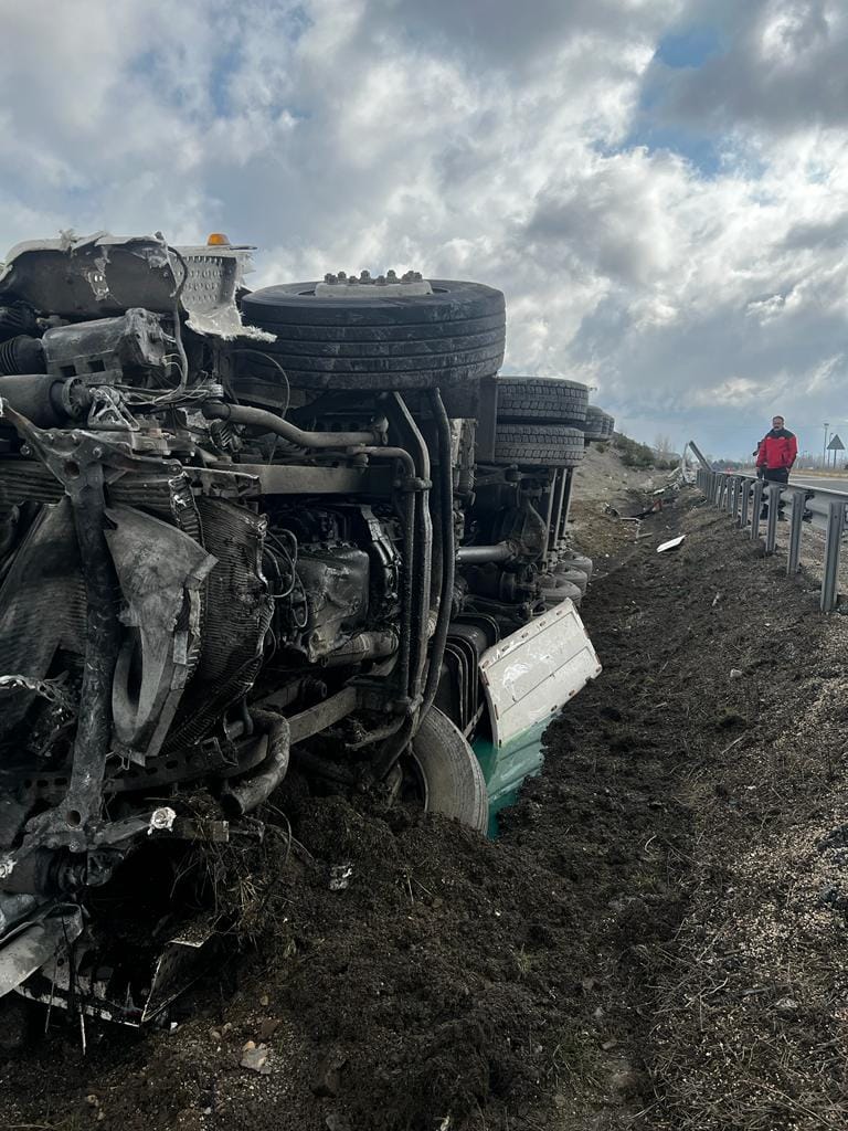 Bolu’da devrilen tırın sürücüsü kazayı hafif sıyrıklarla atlattı