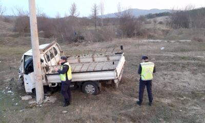 Bolu’da elektrik direğine çarpan kamyonetteki 2 kişi yaralandı