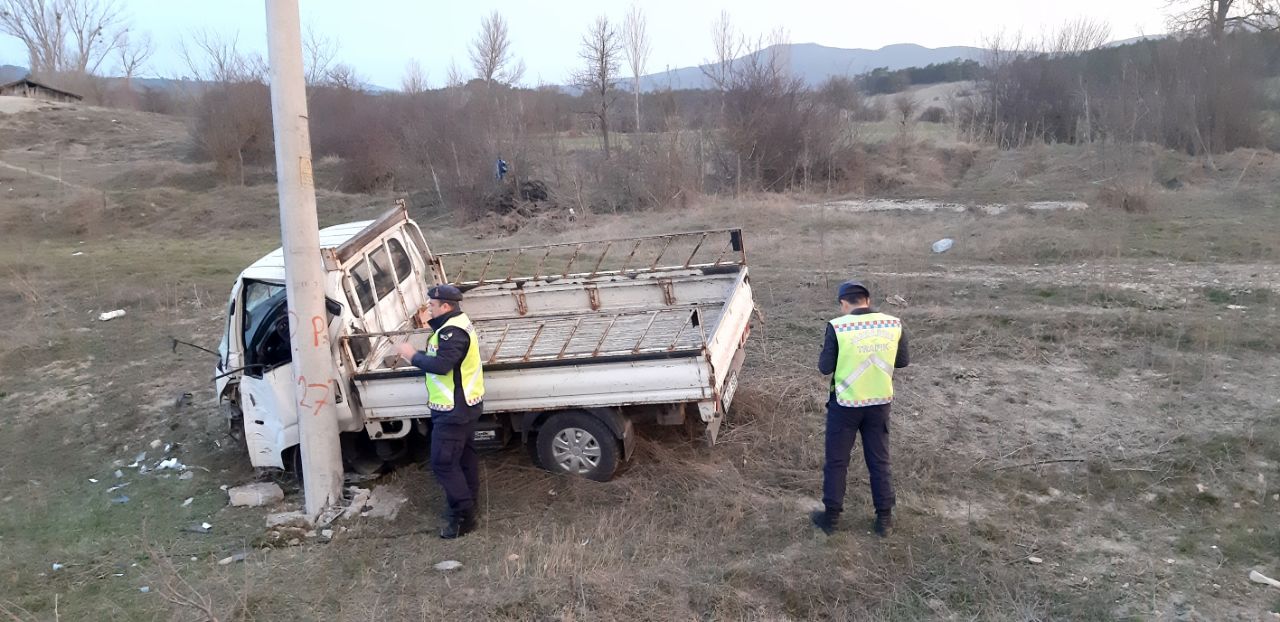 Bolu’da elektrik direğine çarpan kamyonetteki 2 kişi yaralandı