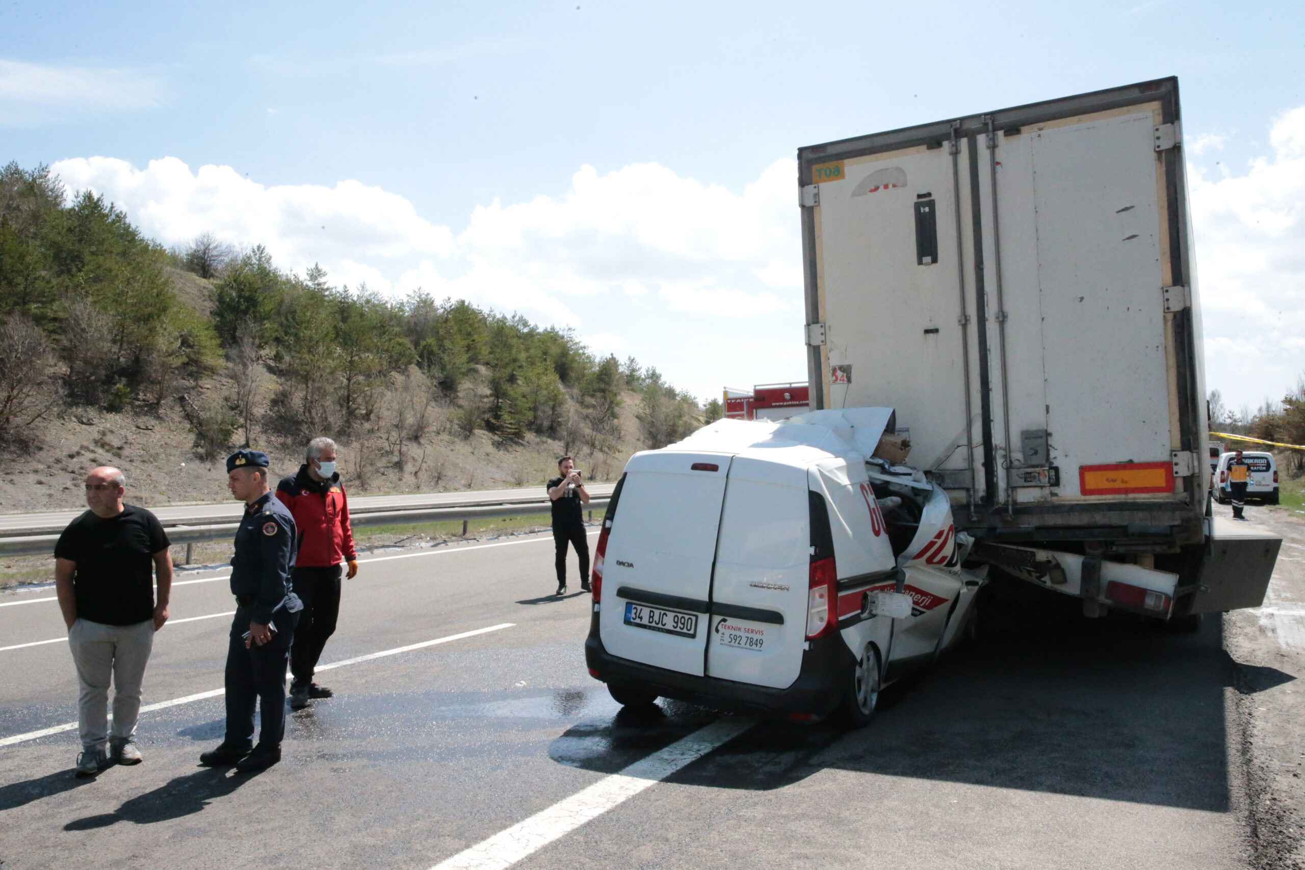 Bolu’da hafif ticari aracın tıra arkadan çarptığı kazada bir kişi öldü, bir kişi yaralandı