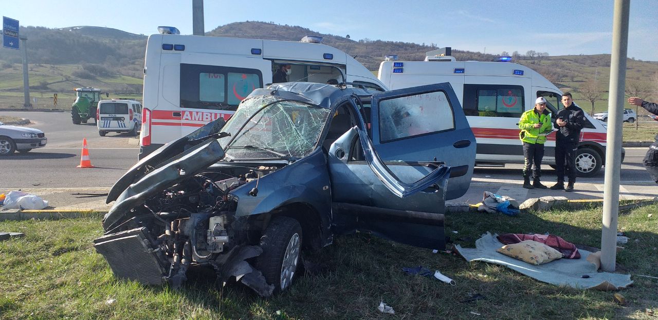 Bolu’da hafif ticari araçla cip çarpıştı, 4 kişi yaralandı