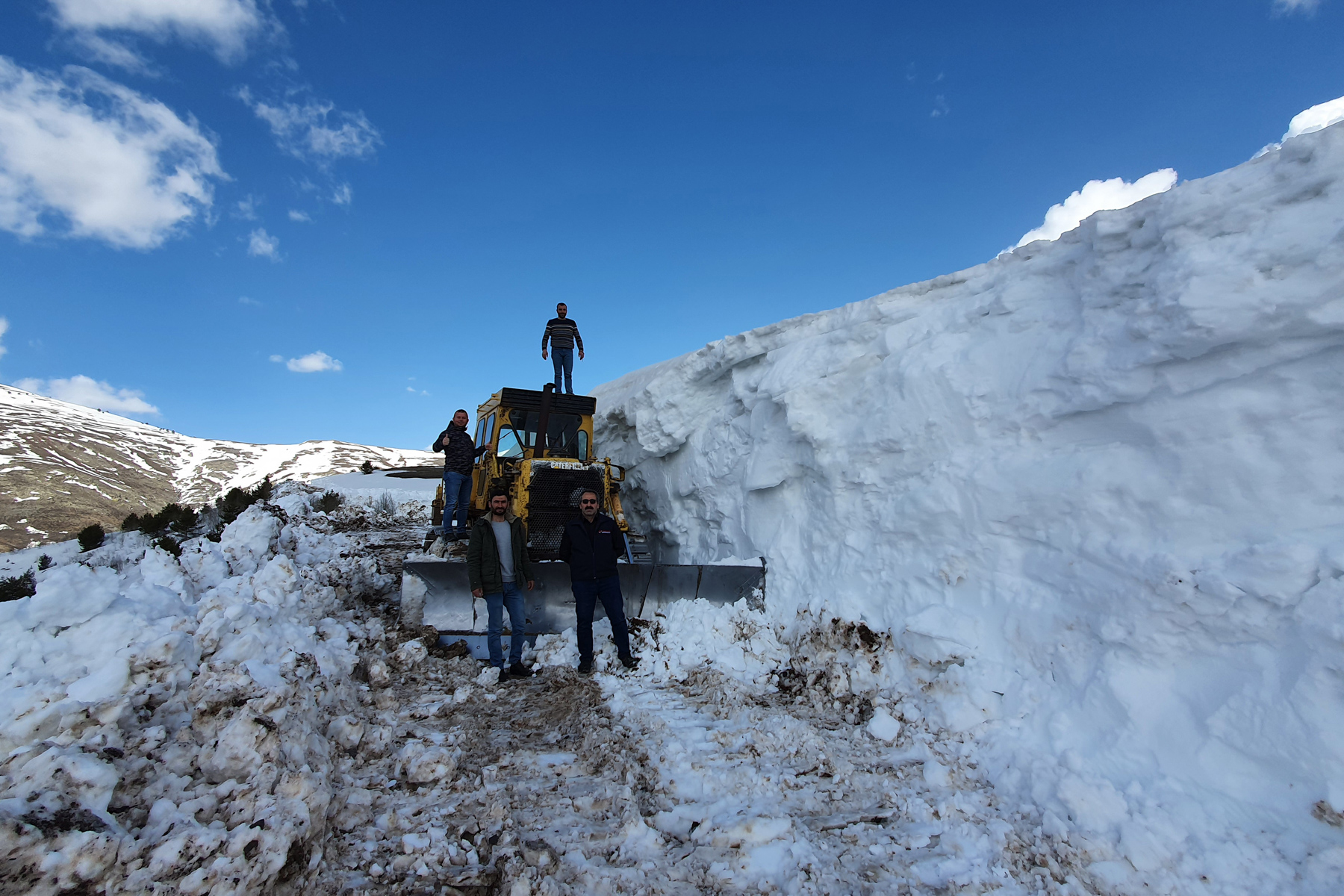 Gümüşhane’de yer yer 4 metreyi bulan karla mücadele çalışmaları sürüyor