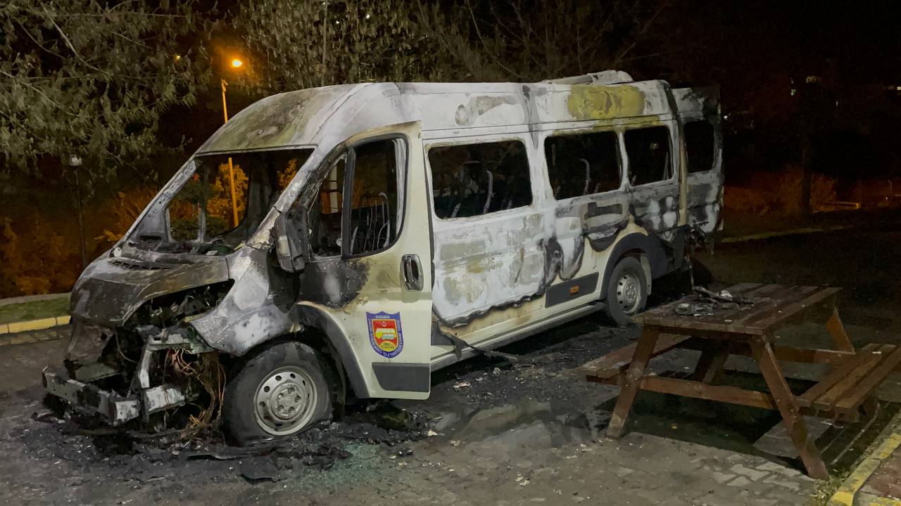 Karabük’te park halindeki minibüs yandı