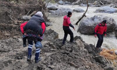 Kastamonu’da sel nedeniyle yolu kapanan köyde rahatsızlanan kadın için ekipler seferber oldu