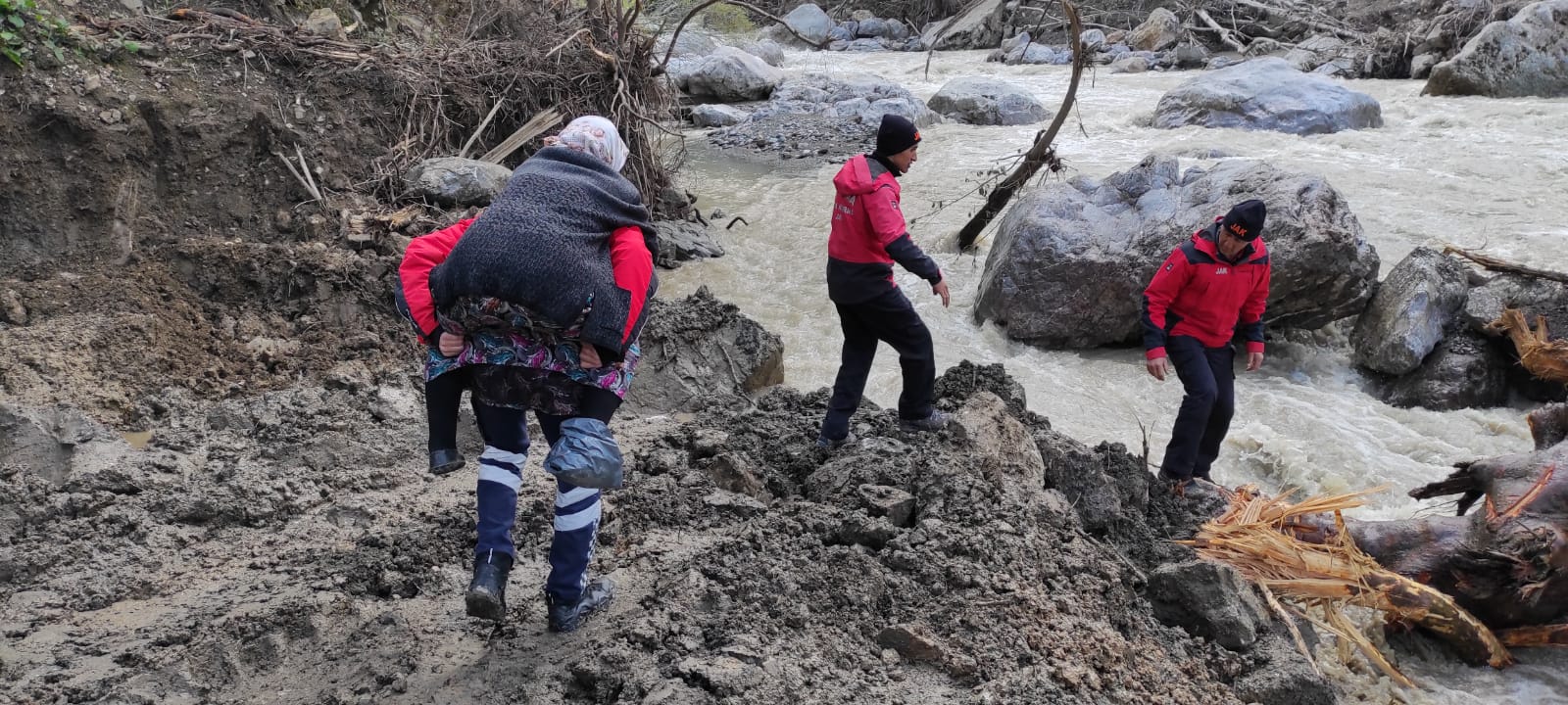 Kastamonu’da sel nedeniyle yolu kapanan köyde rahatsızlanan kadın için ekipler seferber oldu