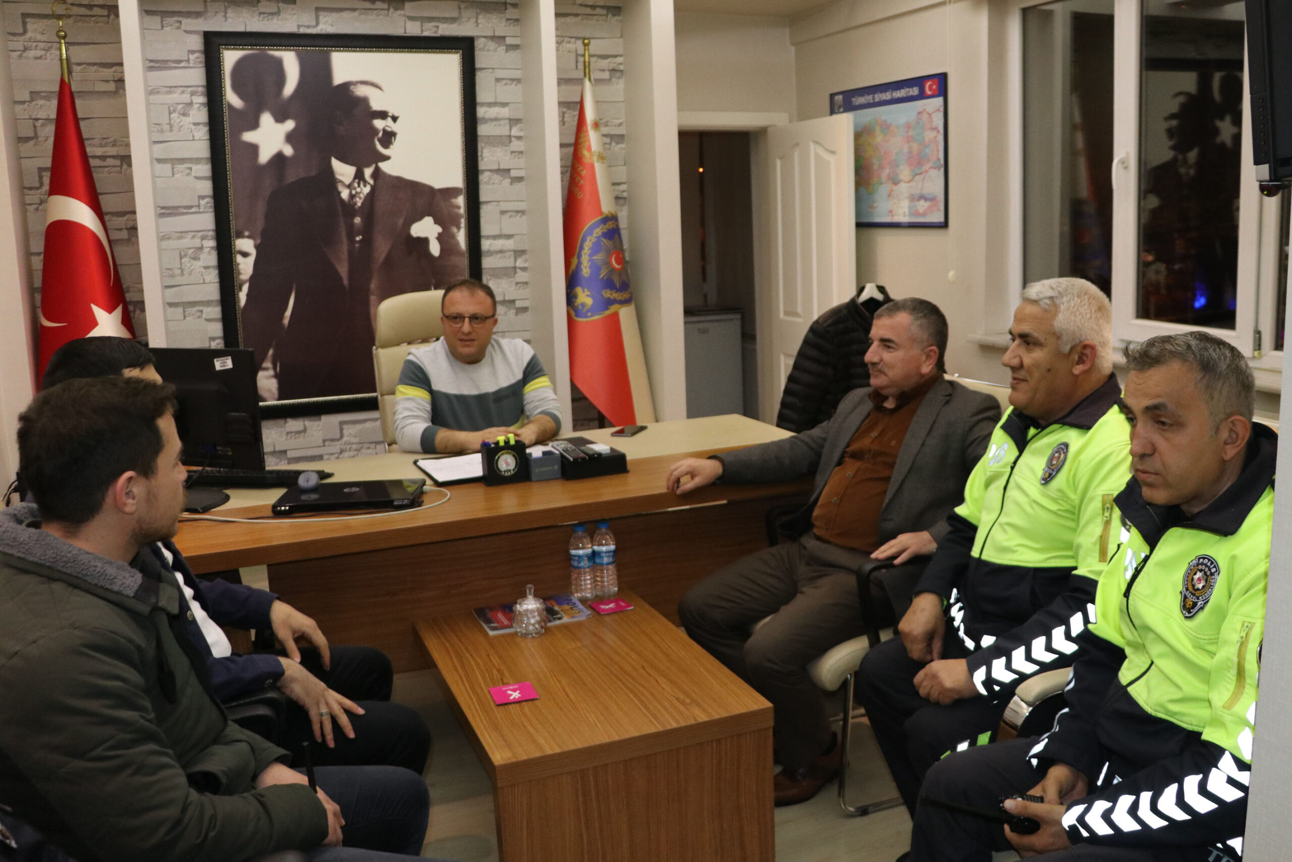 Kaymakam Nayman ve Belediye Başkanı Özdemir’den polislere ziyaret