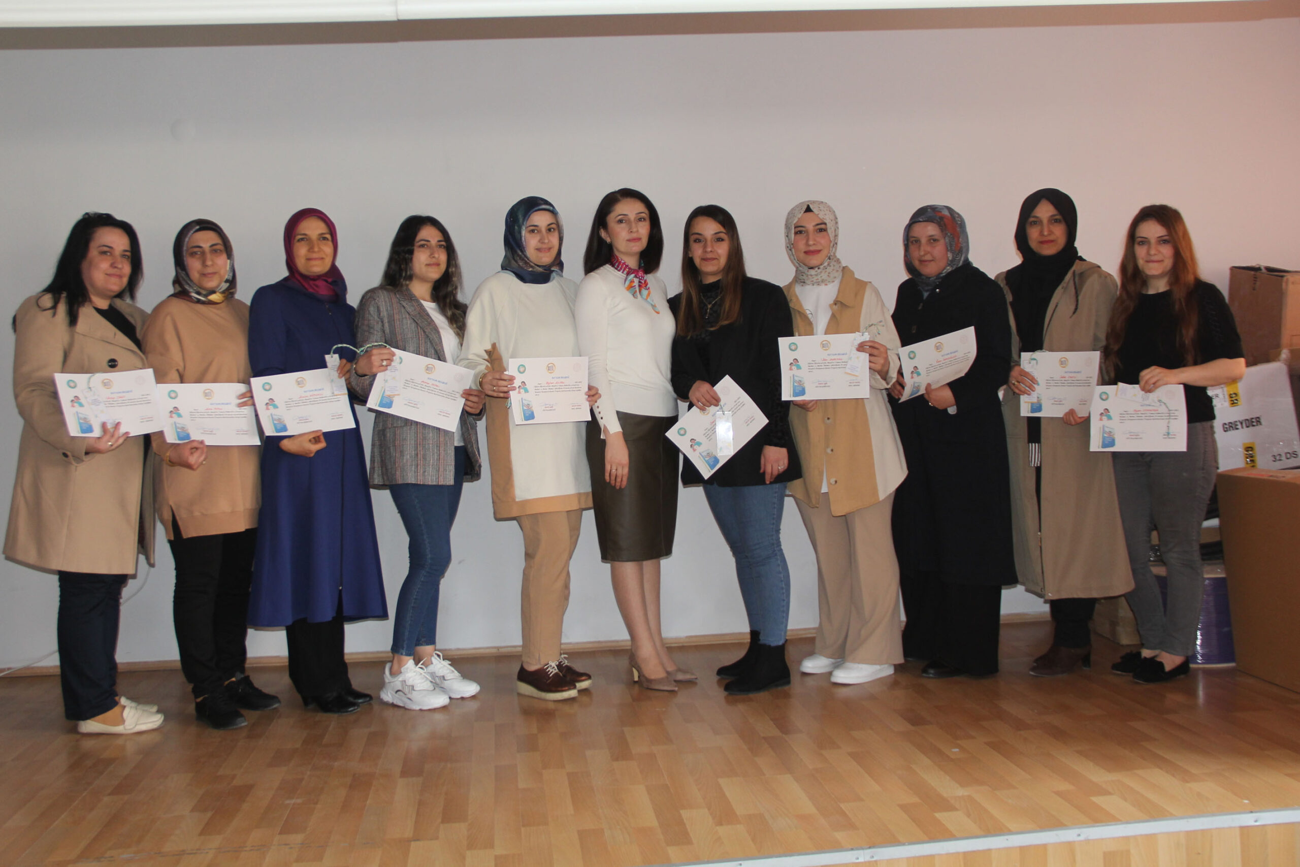 Kitapları Konuşturan Anneler Projesi’ne katılan kadınlara sertifikaları verildi