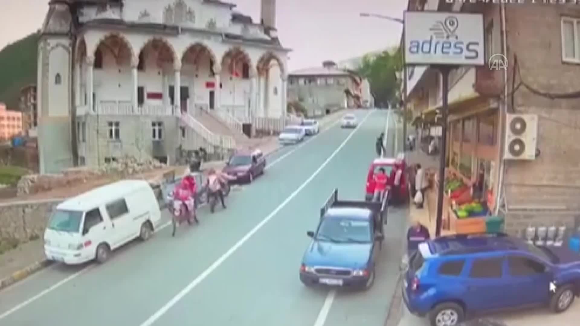 Motosiklete çarpmamak için sürücüsü manevra yapan otomobilin kaza anı güvenlik kamerasında