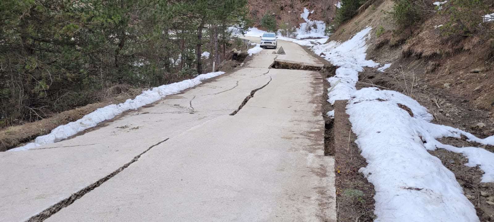 Samsun’da toprak kayması nedeniyle mahalle yolu trafiğe kapatıldı