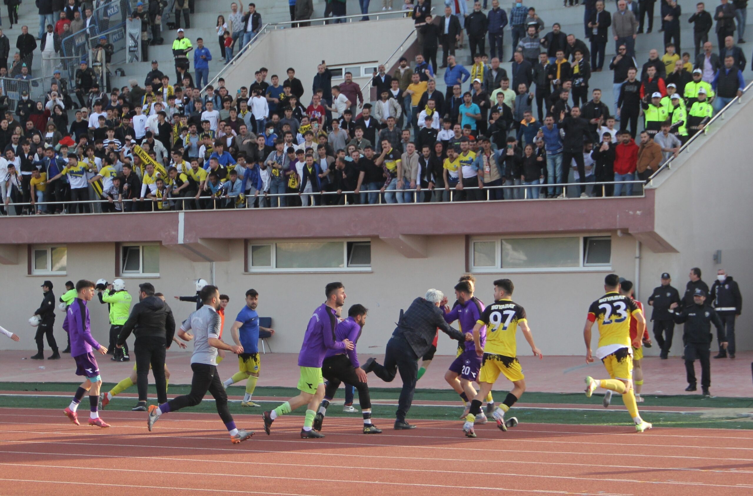 Sinop’ta amatör küme maçında futbolcular arasında kavga çıktı
