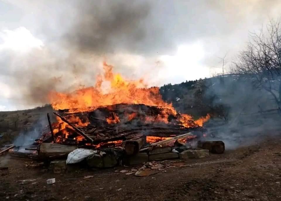 Sinop’ta bir ev  ile ambar yanarak kullanılamaz hale geldi
