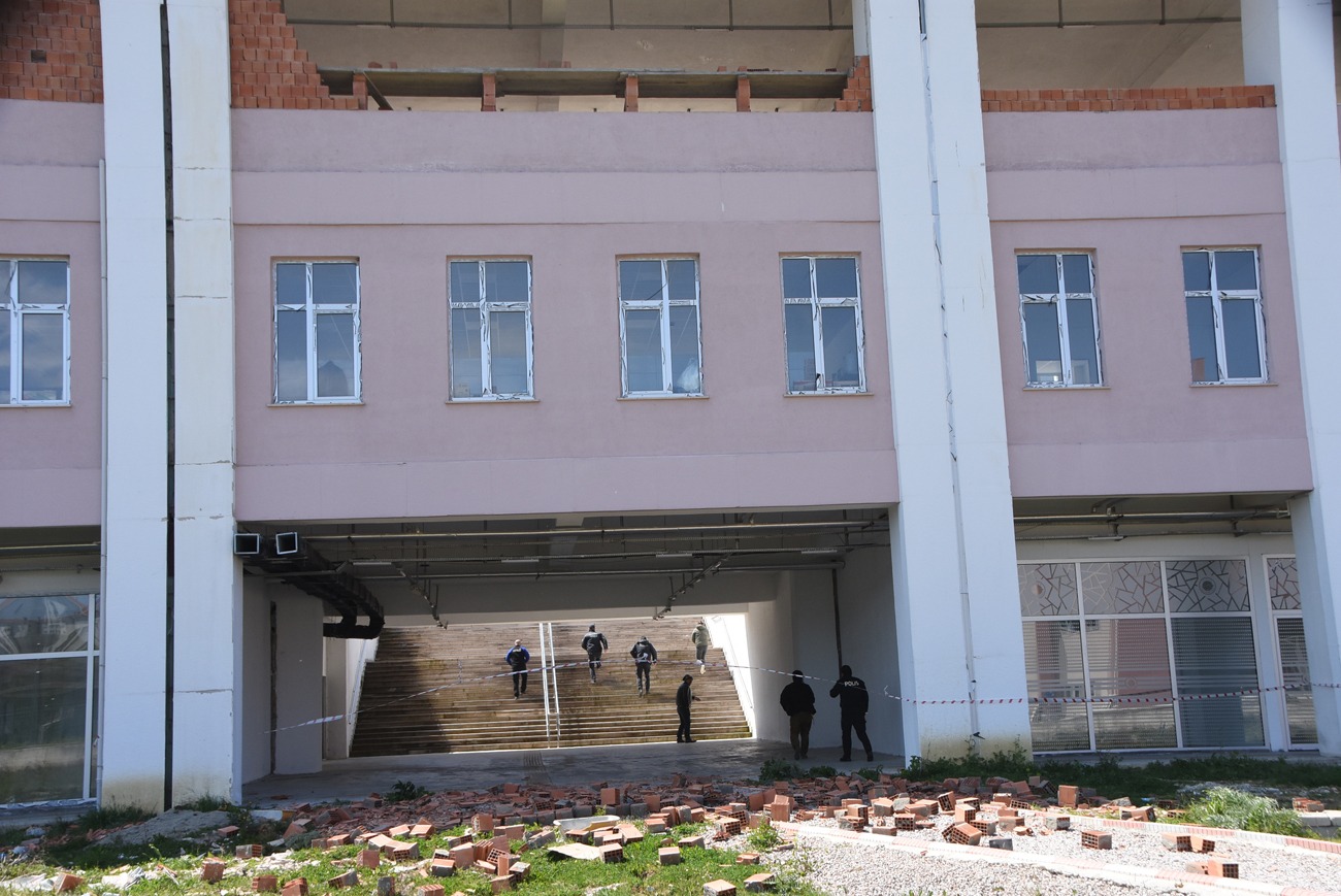Sinop’ta kafasına tuğla düşen üniversite öğrencisi yaralandı